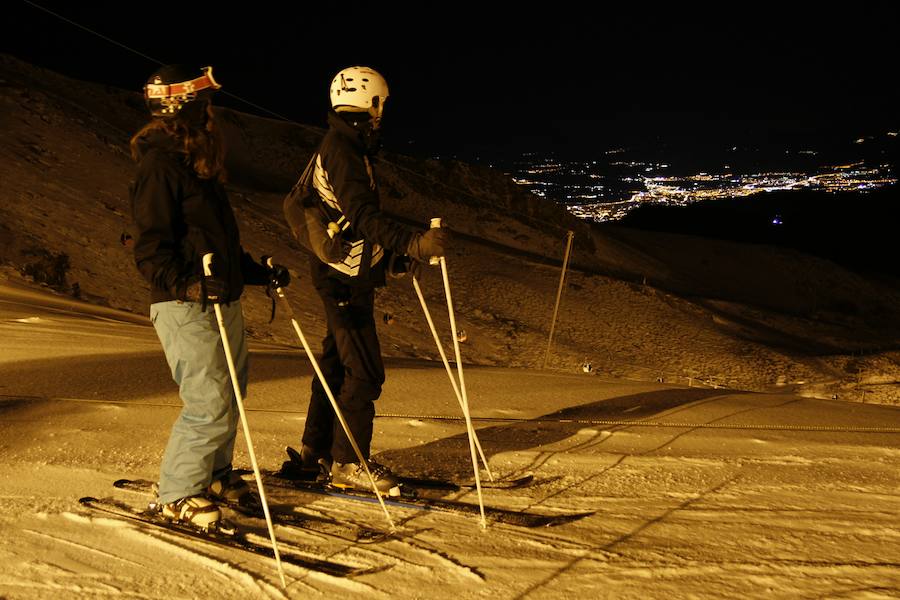 Algunos esquiadores disfrutaron anoche de ver Granada iluminada mientras esquiaban