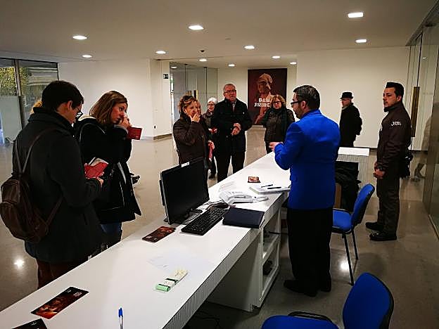 Visitantes del Museo Íbero de Jaén en su primer día de apertura.