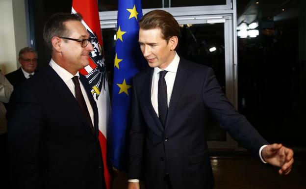 El ultranacionalista Heinz-Christian Strache (i) y el líder de los conservadores, Sebastian Kurz, hoy en Viena.
