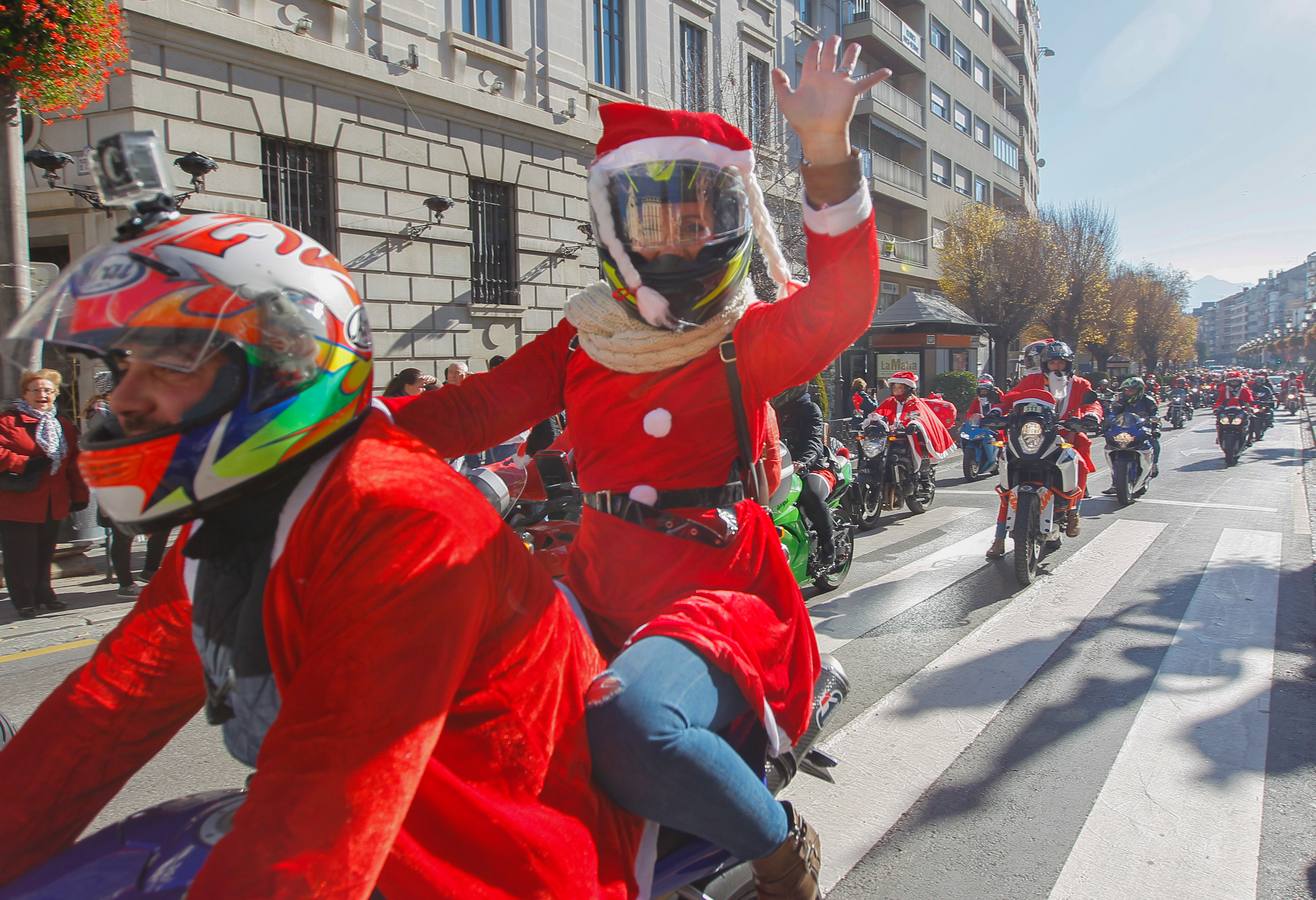 Decenas de moteros disfrazados de Papá Noel recorren Granada para congraternizar y celebrar que las fiestas ya están aquí