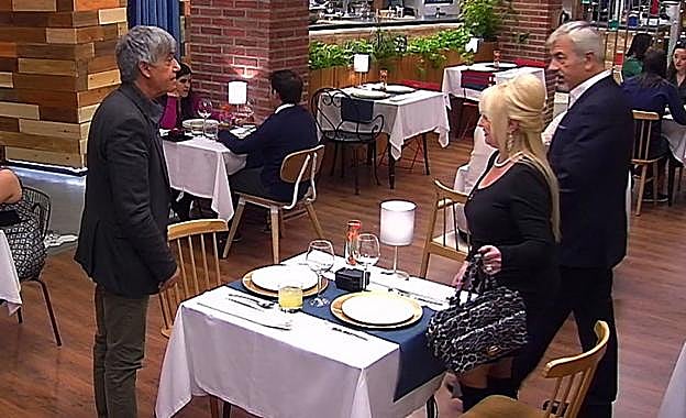 Se reencuentran en 'First después de que él la dejara plantada en un pub