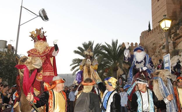 Sus Majestades, los Reyes Magos de Oriente, a su llegada a Almería desde La Alcazaba.