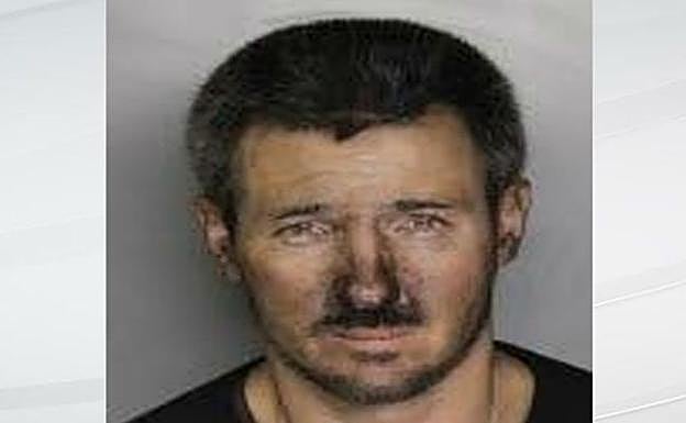 Un falso Papá Noel llama para que le rescante desde la chimenea por donde iba a robar