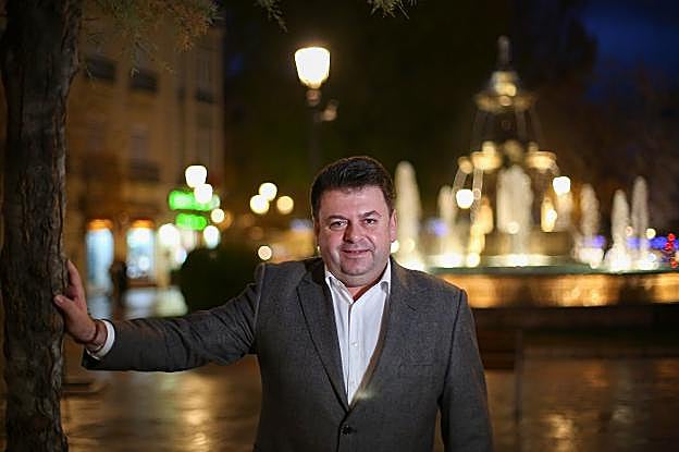 Santiago Carbó, presidente del Consejo Social, en la plaza del Campillo.