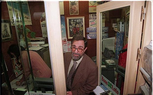 Enrique Requena, propietario de la administración de la calle Príncipe. 