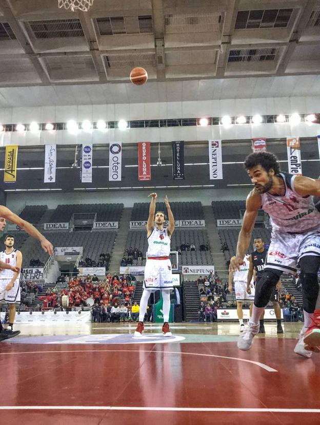 Wright choca con Dieng, jugador de Navarra. 