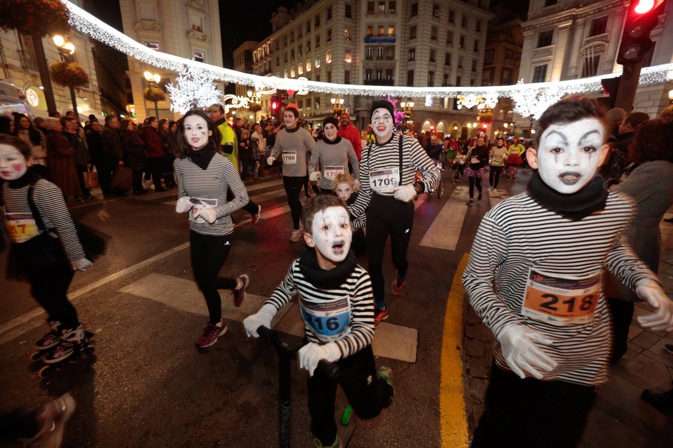 El centro de la capital se viste de fiesta para correr los 5 kilómetros de la XXVI Carrera Nocturna Solidaria