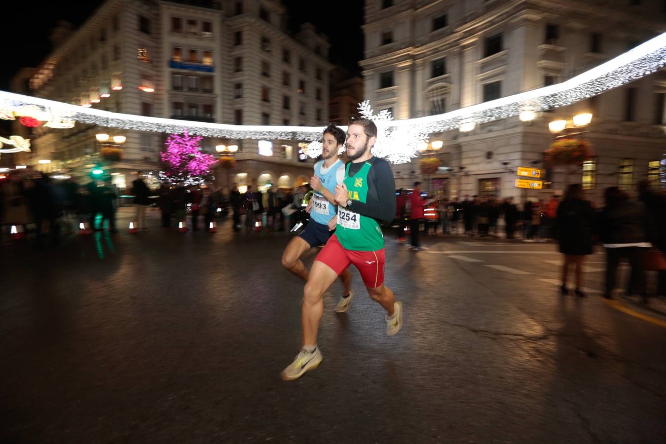 El centro de la capital se viste de fiesta para correr los 5 kilómetros de la XXVI Carrera Nocturna Solidaria