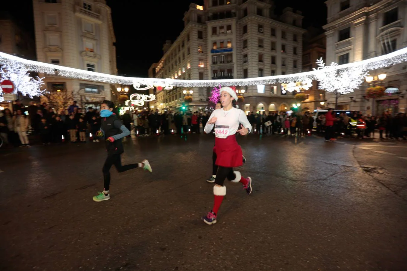 El centro de la capital se viste de fiesta para correr los 5 kilómetros de la XXVI Carrera Nocturna Solidaria