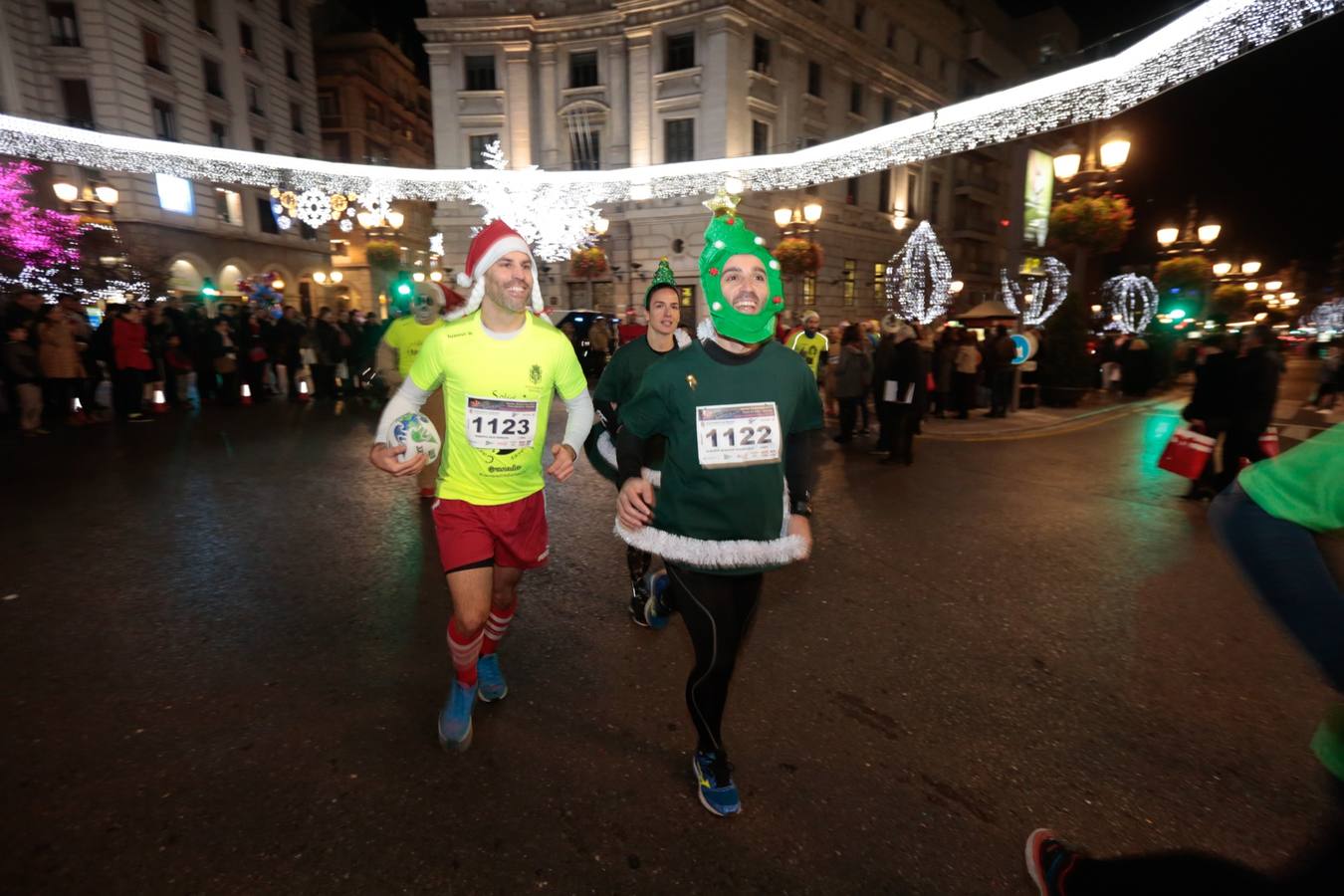 El centro de la capital se viste de fiesta para correr los 5 kilómetros de la XXVI Carrera Nocturna Solidaria