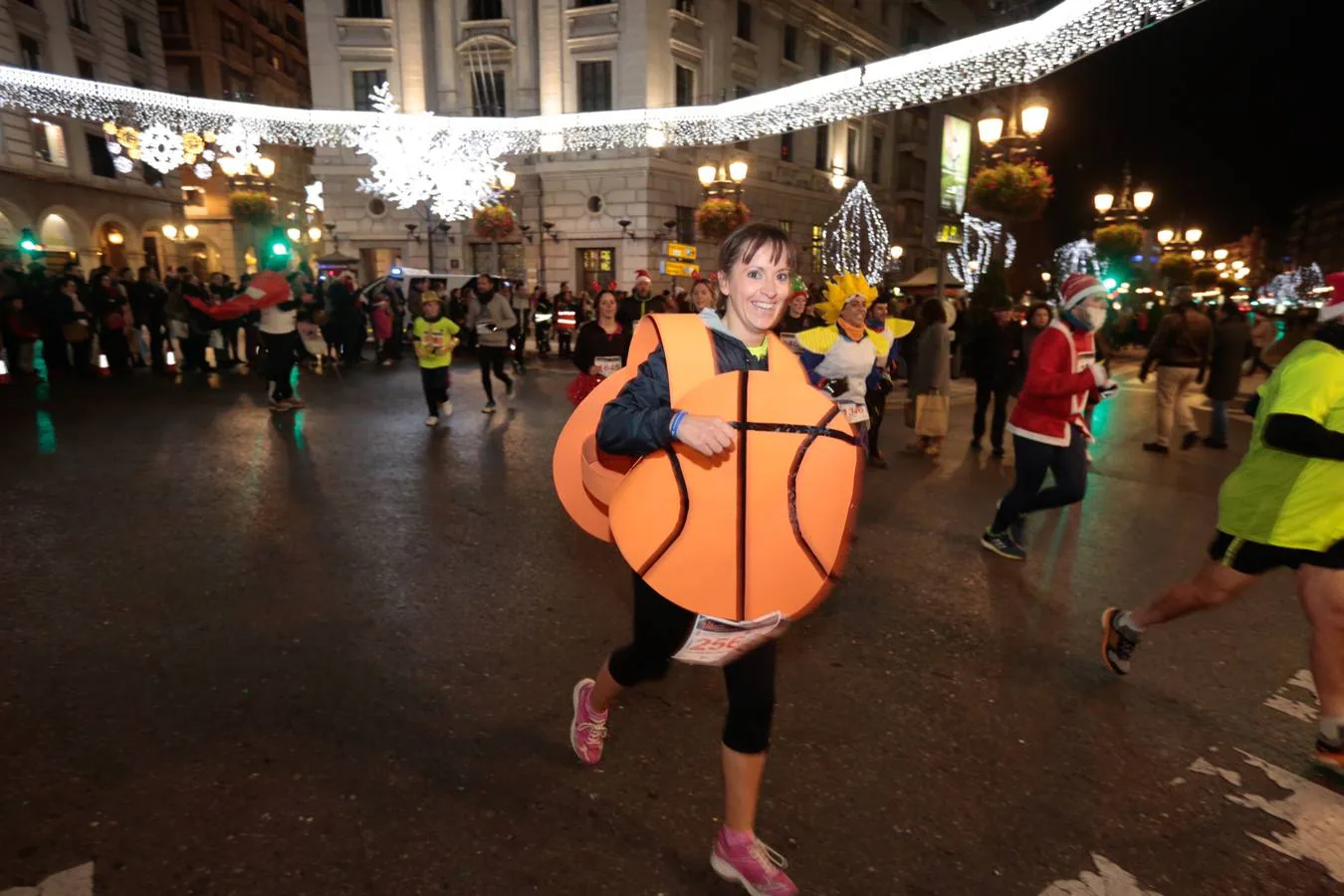 El centro de la capital se viste de fiesta para correr los 5 kilómetros de la XXVI Carrera Nocturna Solidaria