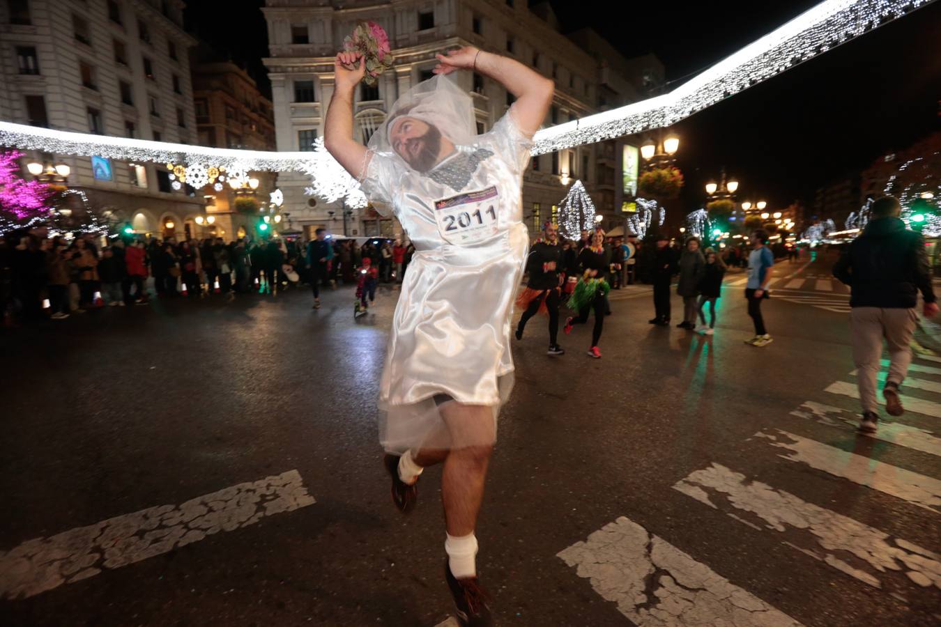 El centro de la capital se viste de fiesta para correr los 5 kilómetros de la XXVI Carrera Nocturna Solidaria