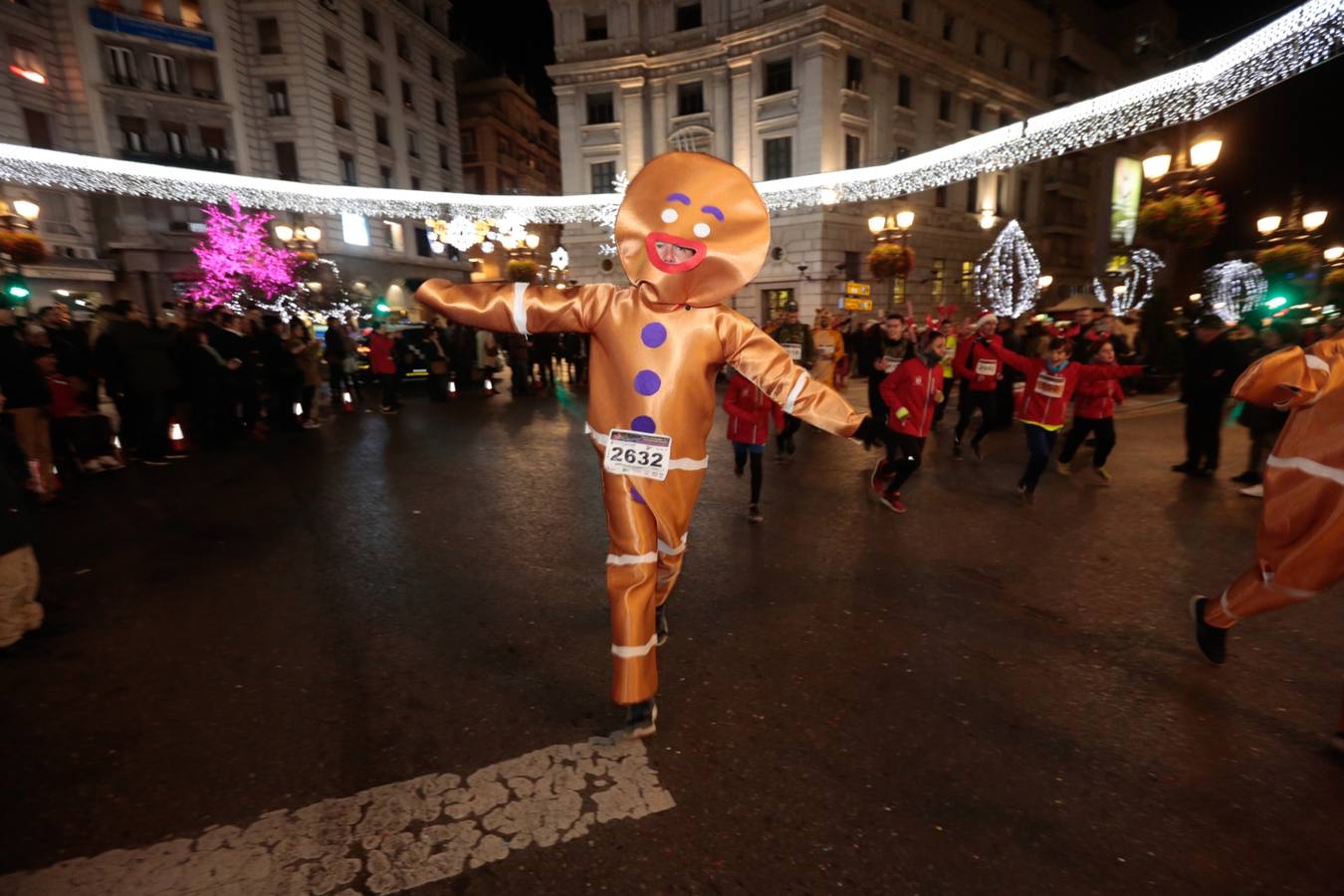 El centro de la capital se viste de fiesta para correr los 5 kilómetros de la XXVI Carrera Nocturna Solidaria