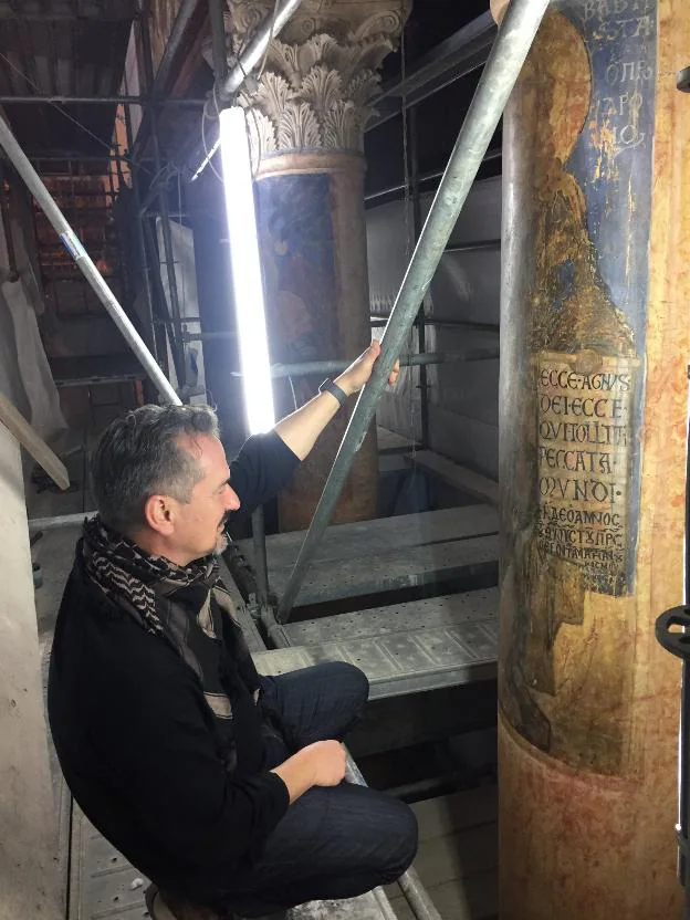 El restaurador italiano Giammarco Piacenti observa una de las columnas del templo.