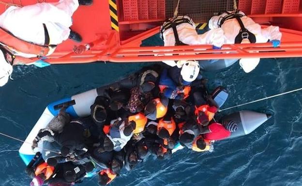 Rescatan a 28 inmigrantes, entre ellos 5 mujeres, a 33 millas de Almería