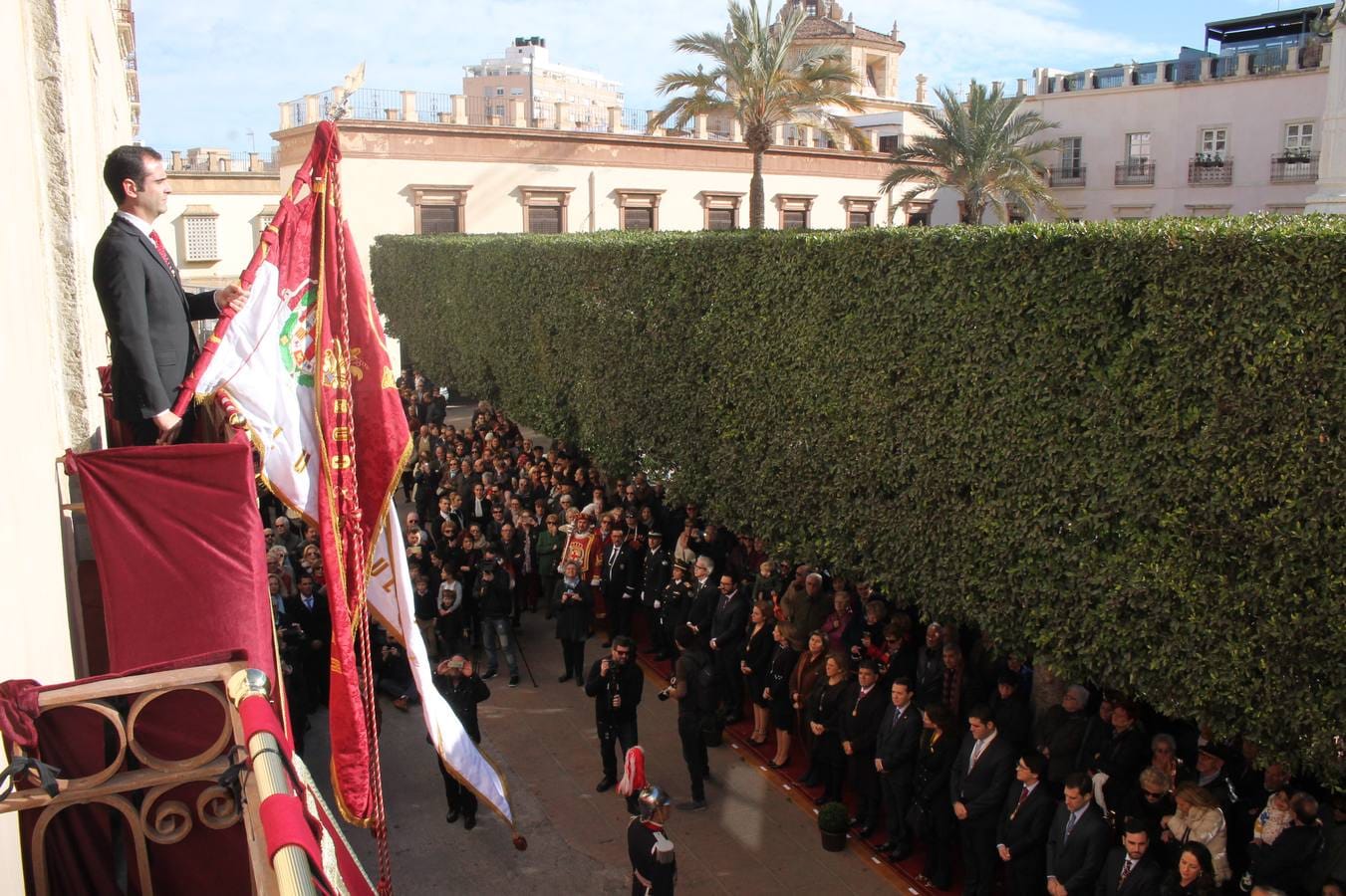 La Plaza Vieja, engalanada para la ocasión, sirvió un año más para celebrar la entrada de los Reyes Católicos a la ciudad