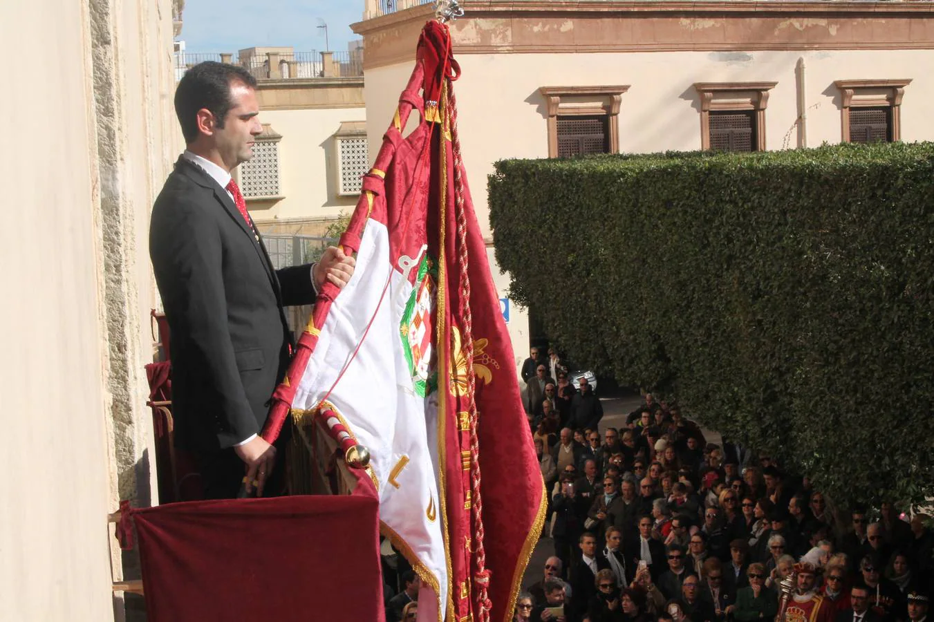 La Plaza Vieja, engalanada para la ocasión, sirvió un año más para celebrar la entrada de los Reyes Católicos a la ciudad