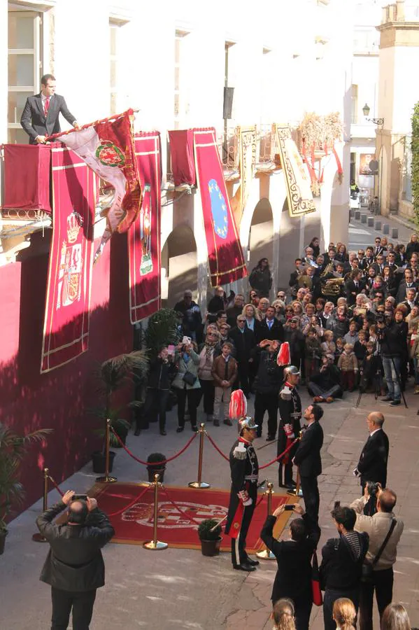 La Plaza Vieja, engalanada para la ocasión, sirvió un año más para celebrar la entrada de los Reyes Católicos a la ciudad