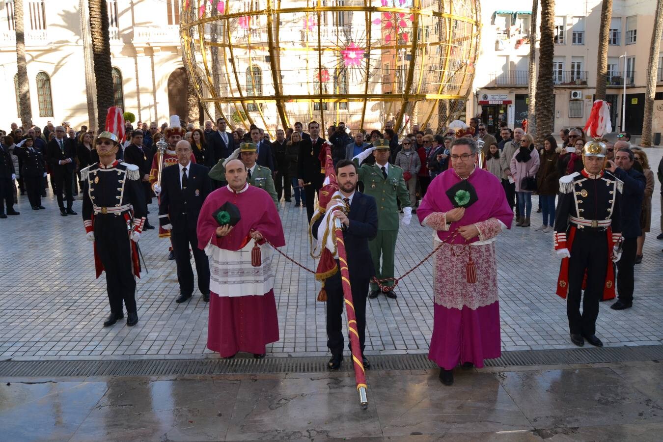 La Plaza Vieja, engalanada para la ocasión, sirvió un año más para celebrar la entrada de los Reyes Católicos a la ciudad