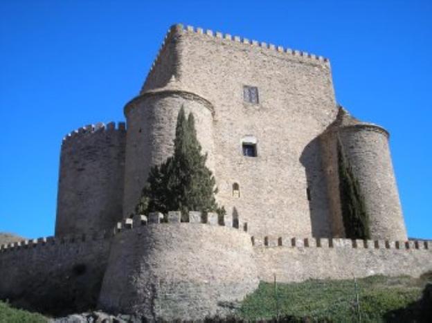 El castillo se construyó con una orientación defensiva con reducidas dimensiones.