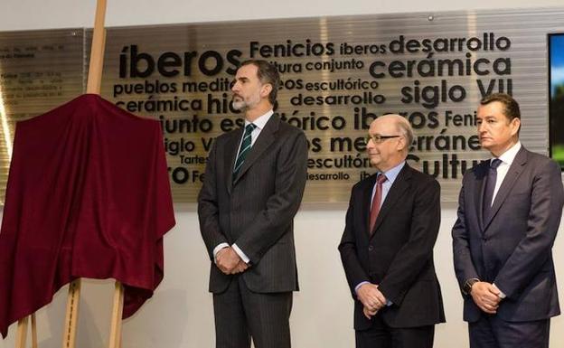  Antonio Sanz (en la Izquierda) durante la inauguración del Museo Íbero 