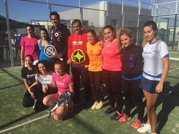Algunas de las jugadoras de La Escuela Delsol junto a Jorge Martínez y Fernando Poggi. :: ideal