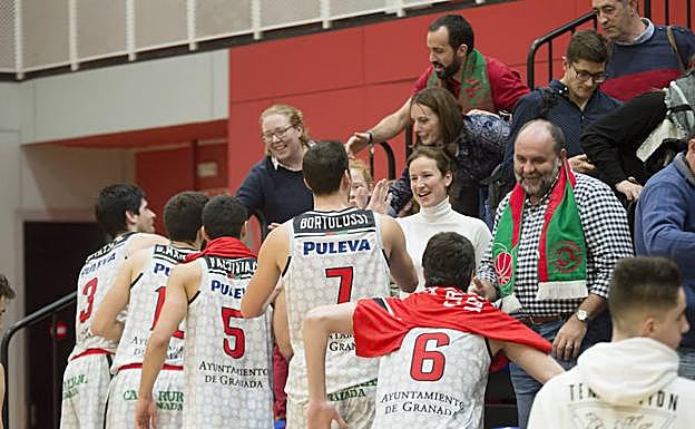 Imagen principal - El Coviran Granada supera las adversidades y continúa líder