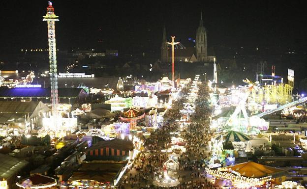 Vistas del Theresienwiese (Prado de Teresa) iluminado durante la celebración del Oktoberfest en Berlín. 