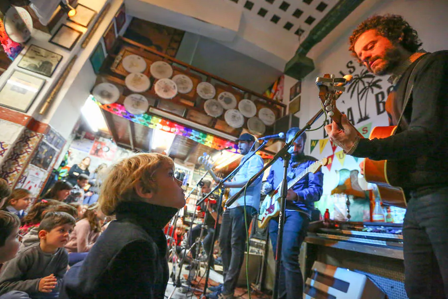 La banda Niños Mutantes celebró ayer su concierto solidario en la tienda de discos Bora Bora