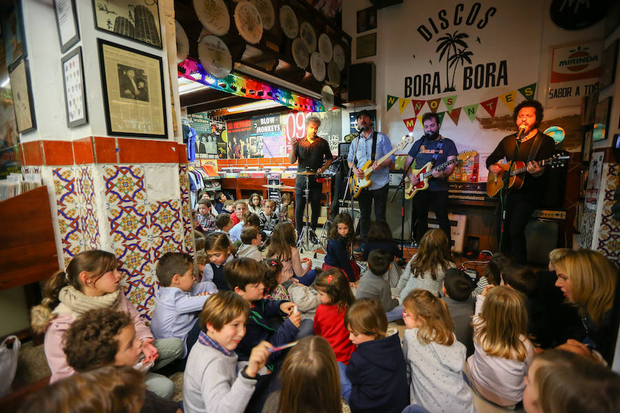 La banda Niños Mutantes celebró ayer su concierto solidario en la tienda de discos Bora Bora