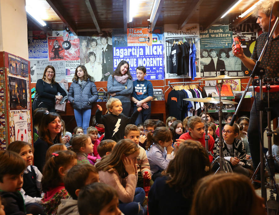 La banda Niños Mutantes celebró ayer su concierto solidario en la tienda de discos Bora Bora