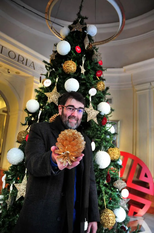 Borja Nebot, junto a un gran árbol de Navidad.