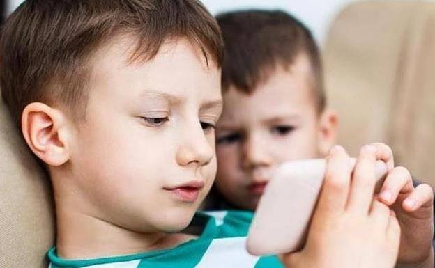 ¿Cuál es la mejor edad para dejar que mi hijo tenga móvil?