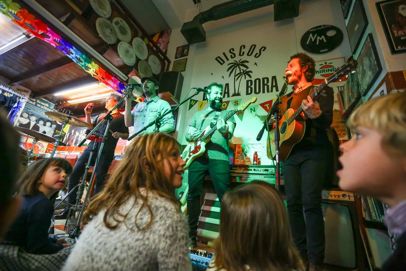 La banda Niños Mutantes celebró ayer su concierto solidario en la tienda de discos Bora Bora