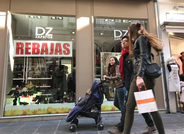 Los establecimientos del Centro han adelantado las rebajas para atraer clientela.