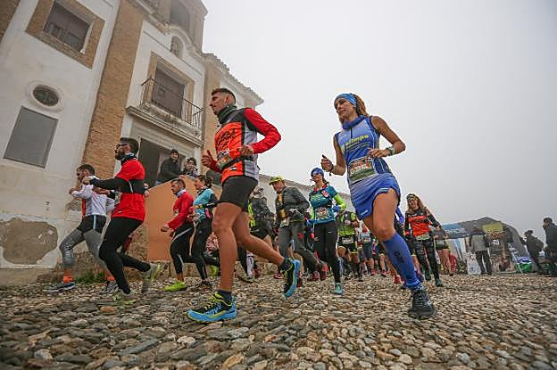 Salida de la prueba de 25 kilómetros con San Miguel Alto al fondo.