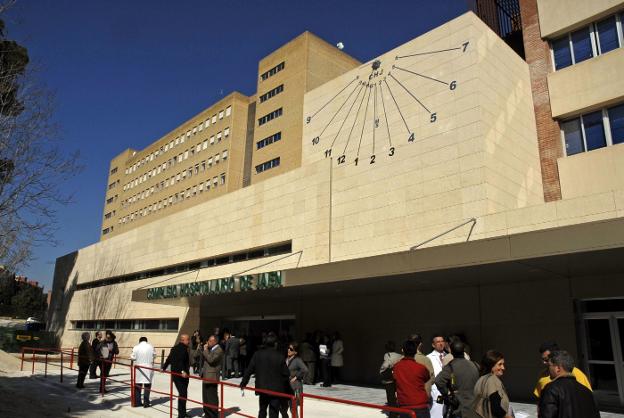 Entrada al hospital de Jaén, donde hay un plan para eliminar la tercera cama en las habitaciones. :: ideal