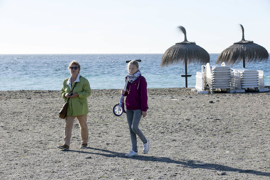 Mientras en el interior de la provincia se preparan para la nieve de este fin de semana en la Costa Tropical disfrutan de un plácido día de playa