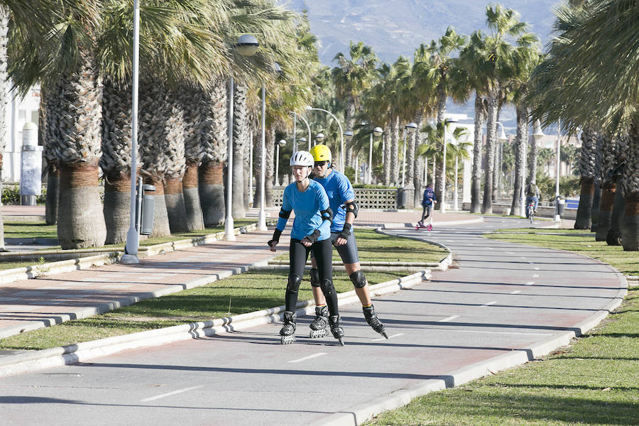 Mientras en el interior de la provincia se preparan para la nieve de este fin de semana en la Costa Tropical disfrutan de un plácido día de playa