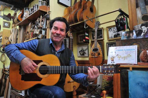 Francisco Manuel Díaz, en su taller de Gomérez, donde también demuestra que es un gran guitarrista lamenco.
