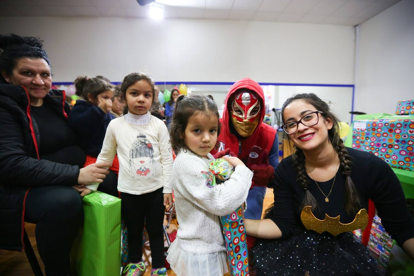 La oenegé 'Integración para la Vida' repartió ayer tarde 400 juguetes a 150 niños en riesgo de exclusión social o pobreza de la capital, dentro de la campaña 'Operación Reyes Magos-Ningún niño y ninguna niña sin juguete'. La entrega tuvo lugar en la sede de la oenegé en La Chana