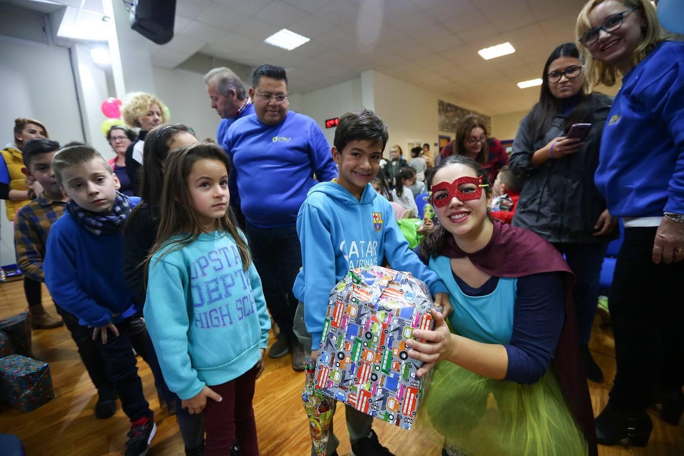 La oenegé 'Integración para la Vida' repartió ayer tarde 400 juguetes a 150 niños en riesgo de exclusión social o pobreza de la capital, dentro de la campaña 'Operación Reyes Magos-Ningún niño y ninguna niña sin juguete'. La entrega tuvo lugar en la sede de la oenegé en La Chana