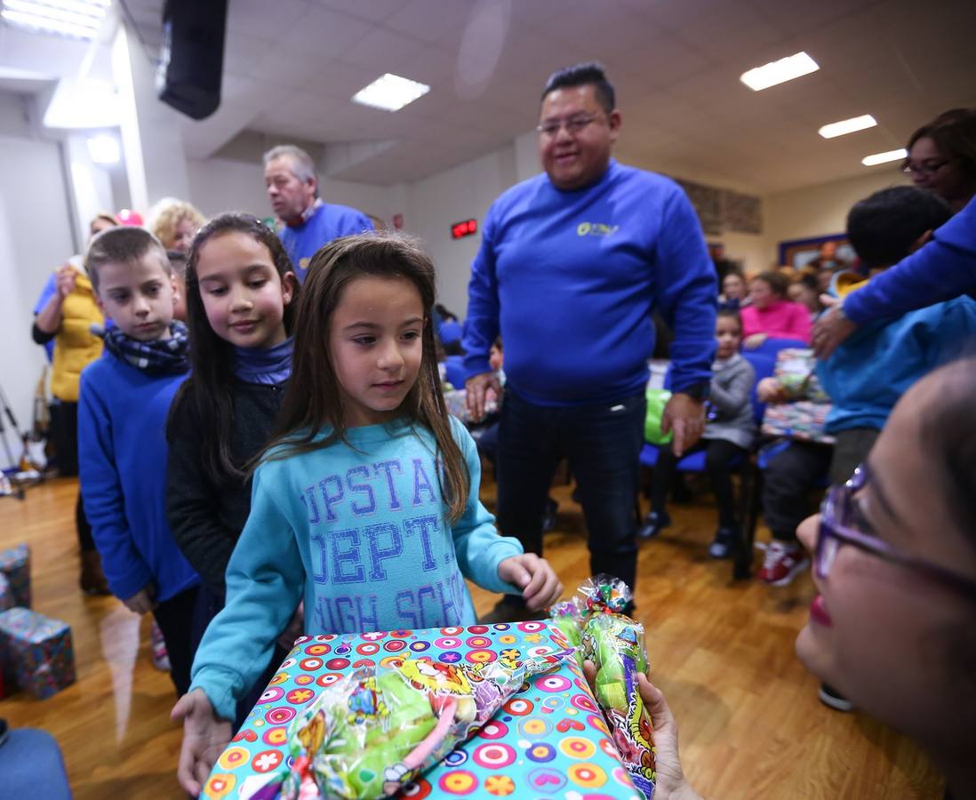 La oenegé 'Integración para la Vida' repartió ayer tarde 400 juguetes a 150 niños en riesgo de exclusión social o pobreza de la capital, dentro de la campaña 'Operación Reyes Magos-Ningún niño y ninguna niña sin juguete'. La entrega tuvo lugar en la sede de la oenegé en La Chana