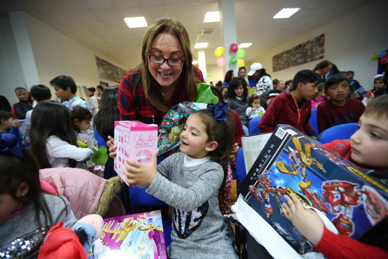 La oenegé 'Integración para la Vida' repartió ayer tarde 400 juguetes a 150 niños en riesgo de exclusión social o pobreza de la capital, dentro de la campaña 'Operación Reyes Magos-Ningún niño y ninguna niña sin juguete'. La entrega tuvo lugar en la sede de la oenegé en La Chana