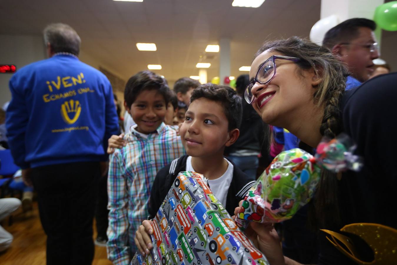 La oenegé 'Integración para la Vida' repartió ayer tarde 400 juguetes a 150 niños en riesgo de exclusión social o pobreza de la capital, dentro de la campaña 'Operación Reyes Magos-Ningún niño y ninguna niña sin juguete'. La entrega tuvo lugar en la sede de la oenegé en La Chana