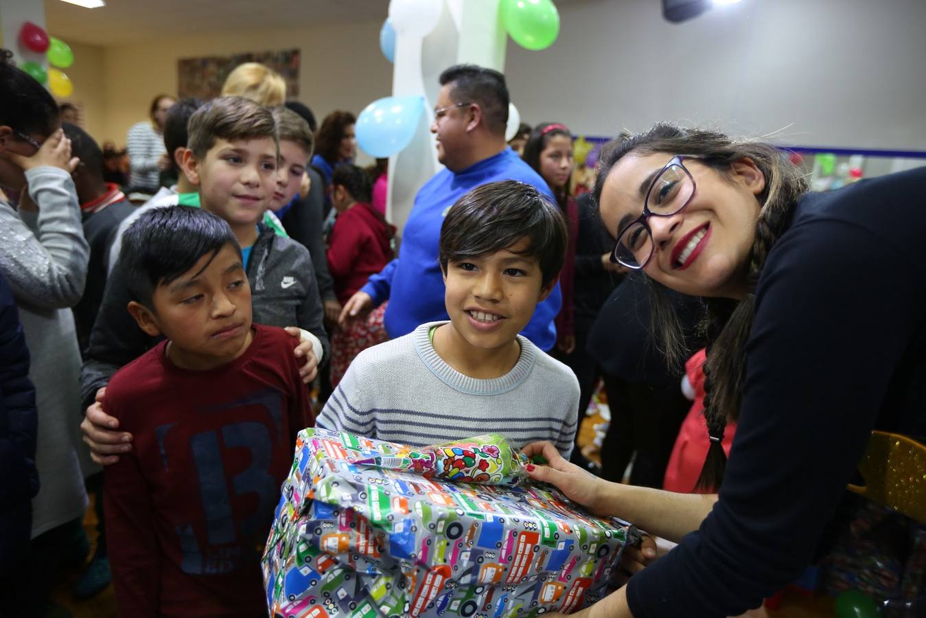 La oenegé 'Integración para la Vida' repartió ayer tarde 400 juguetes a 150 niños en riesgo de exclusión social o pobreza de la capital, dentro de la campaña 'Operación Reyes Magos-Ningún niño y ninguna niña sin juguete'. La entrega tuvo lugar en la sede de la oenegé en La Chana