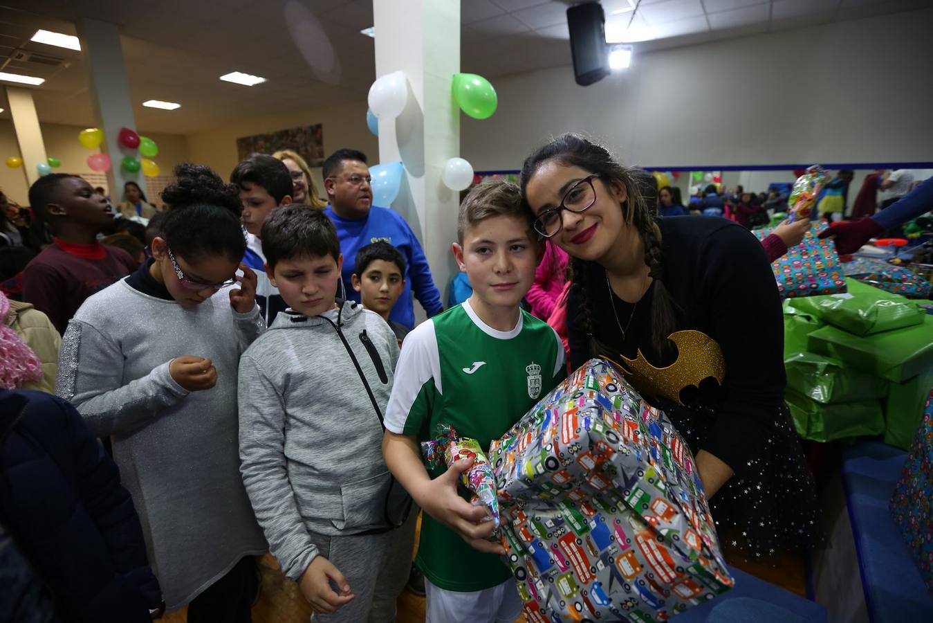 La oenegé 'Integración para la Vida' repartió ayer tarde 400 juguetes a 150 niños en riesgo de exclusión social o pobreza de la capital, dentro de la campaña 'Operación Reyes Magos-Ningún niño y ninguna niña sin juguete'. La entrega tuvo lugar en la sede de la oenegé en La Chana