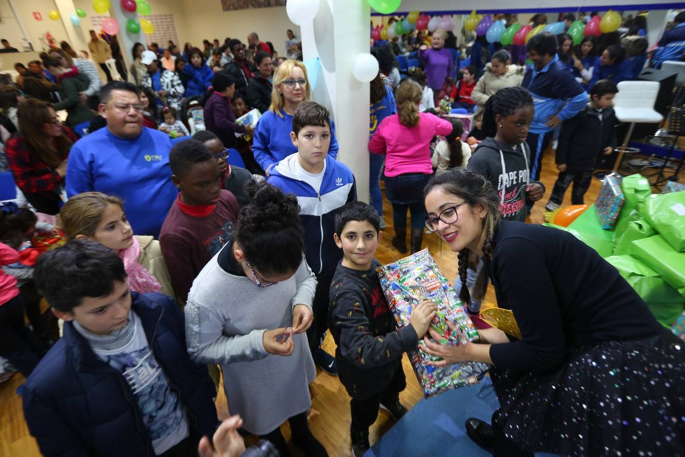 La oenegé 'Integración para la Vida' repartió ayer tarde 400 juguetes a 150 niños en riesgo de exclusión social o pobreza de la capital, dentro de la campaña 'Operación Reyes Magos-Ningún niño y ninguna niña sin juguete'. La entrega tuvo lugar en la sede de la oenegé en La Chana