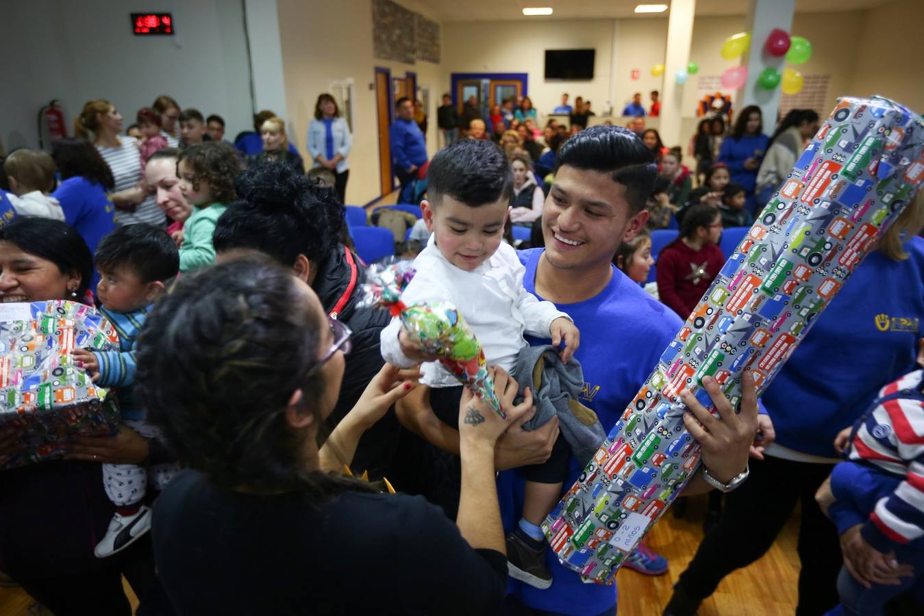 La oenegé 'Integración para la Vida' repartió ayer tarde 400 juguetes a 150 niños en riesgo de exclusión social o pobreza de la capital, dentro de la campaña 'Operación Reyes Magos-Ningún niño y ninguna niña sin juguete'. La entrega tuvo lugar en la sede de la oenegé en La Chana