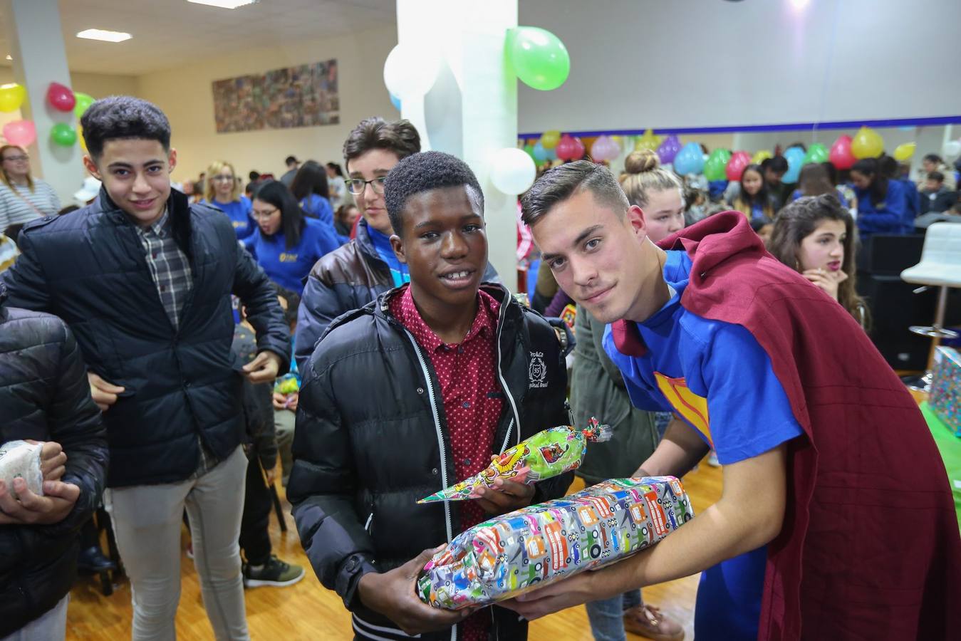 La oenegé 'Integración para la Vida' repartió ayer tarde 400 juguetes a 150 niños en riesgo de exclusión social o pobreza de la capital, dentro de la campaña 'Operación Reyes Magos-Ningún niño y ninguna niña sin juguete'. La entrega tuvo lugar en la sede de la oenegé en La Chana